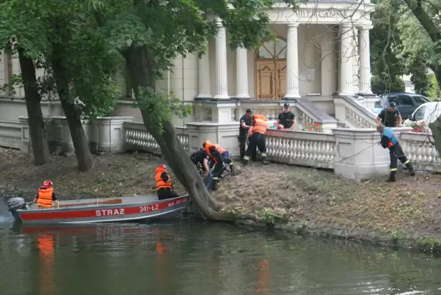 We wtorek rano kobieta pracująca w Urzędzie Miasta w Kaliszu zauważyła zwłoki unoszące się w Prośnie. Okazało się, że to 35-letni mieszkaniec Opatówka, którego poszukiwano od dwóch dni. Zobacz więcej zdjęć ---->