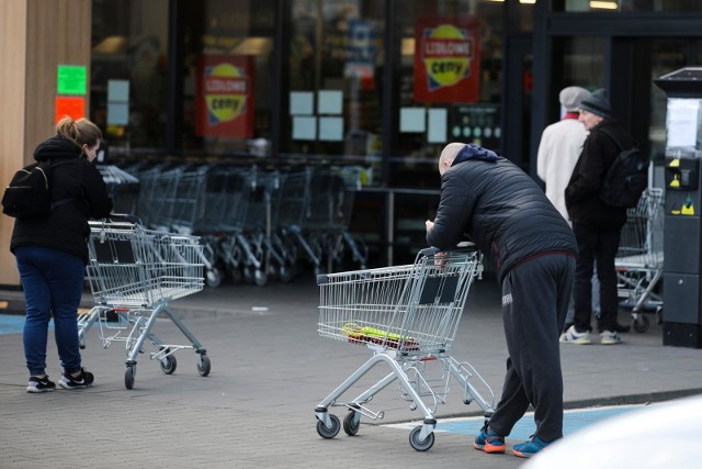 Niektóre sklepy przed Wielkanocą będą czynne całodobowo. Wszystko po to, aby ułatwić Polakom zrobienie zakupów. Dotychczasowe ograniczenie pozwala marketom na wpuszczanie tylu klientów, ile wynosi liczba kas pomnożona przez 3. Oto lista z godzinami otwarcia sklepów w Toruniu w okresie wielkanocnym. 