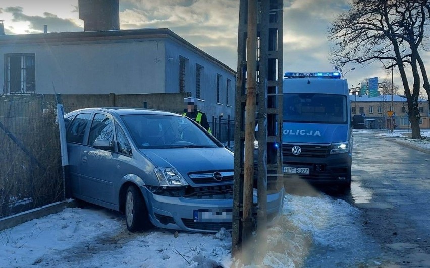 75-letni kierowca opla trafił do szpitala w wyniku wypadku,...