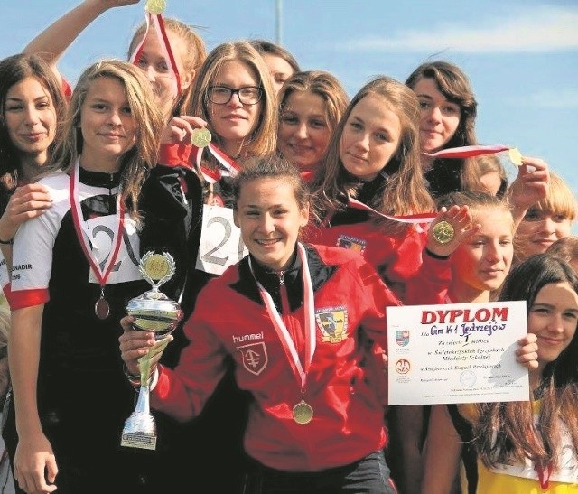 Reprezentacja dziewcząt z Gimnazjum numer 1 z Jędrzejowa, która w miniony piątek wywalczyła mistrzostwo województwa.