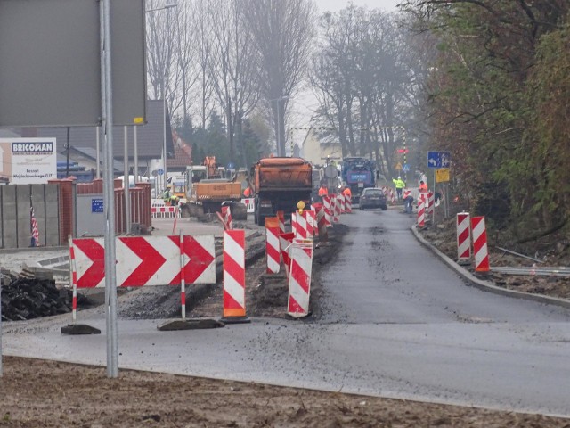 Prezes firmy COLAS Polska zapewnia, że przebudowa Poznańskiej w Skórzewie zakończy się w listopadzie