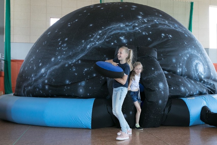 Planetobus z Centrum Nauki Kopernik z mobilnym planetarium Kopernika na pokładzie odwiedzi Szkołę Podstawową w Obrubnikach