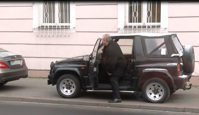29.11.2016 r.,  Edward F. wychodzi z sądu w Oleśnie, wsiada do swojego samochodu zaparkowanego na chodniku i odjeżdża.