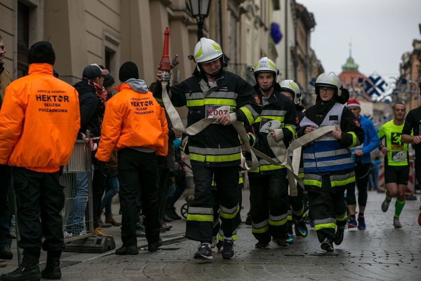 Biegacze-przebierańcy w 14. Krakowskim Biegu Sylwestrowym w...