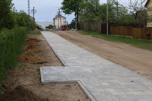 Gmina Narewka zdecydowała się na budowę i sfinansowanie z własnego budżetu chodnika-spacerniaka ze względu na bezpieczeństwo mieszkańców, którzy dotychczas musieli chodzić po drodze