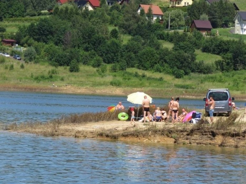 Sporo osób spędza lato nad Jeziorem Mucharskiem. Tłok...