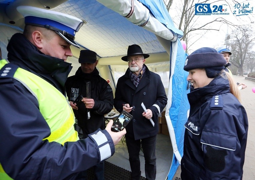 Szczecin: Policjanci rozdawali wyjątkowe odblaski z rysunkami Sawki [wideo]