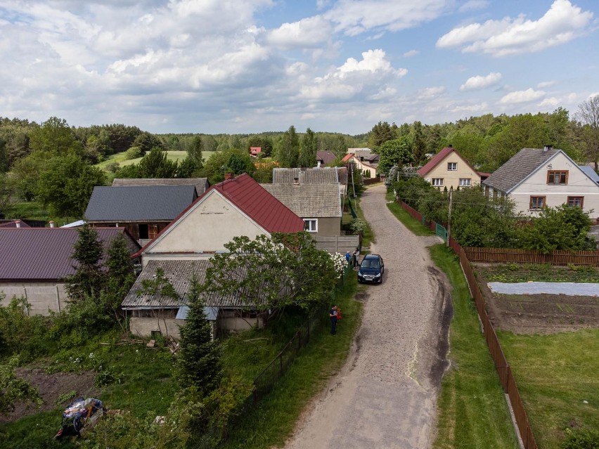 Rolnicy. Podlasie. Tak mieszkają Gienek i Emilka, najsłynniejsi rolnicy w kraju. Gospodarstwo w Plutyczach i ranczo Laszki bez tajemnic