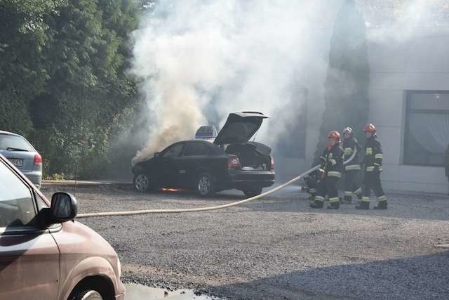 Pożar taksówki w Grudziądzu ugaszono w kwadrans. Straty są duże, bo pojazd był stosunkowo nowy.