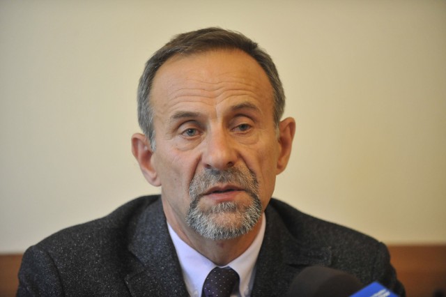 Stanisław Kłak, prezes podkarpackiego okręgu ZNP mówi, że na wyniki ankietowania w województwie podkarpackim czeka do 15 maja, ale już docierają do niego sygnały o obniżaniu płac.