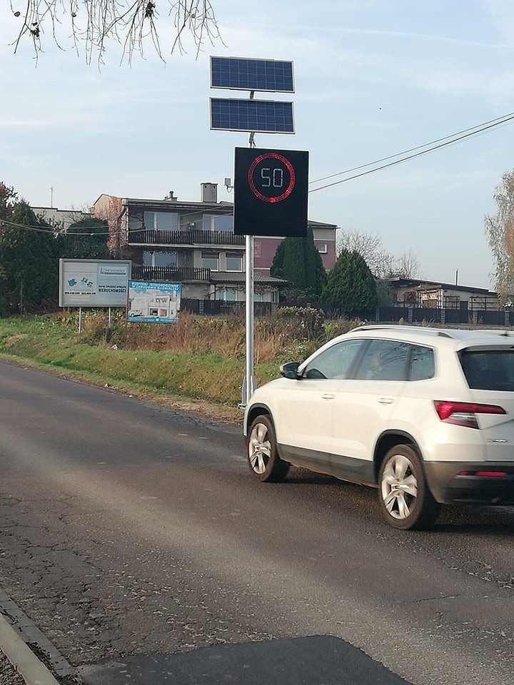 Znaki przy drogach powiatowych ostrzegają, mierzą prędkość i wskazują wysokość kary