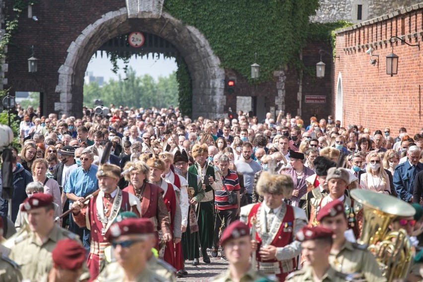 700-lecie procesji Bożego Ciała w diecezji. Krakowianie tłumnie uczestniczyli w procesji [ZDJĘCIA]