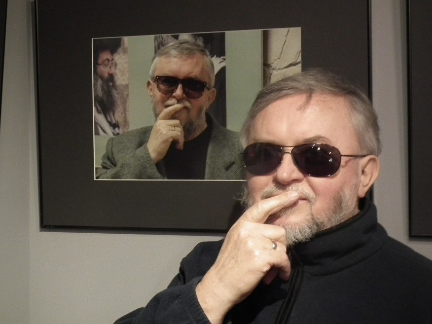 Jerzy Kutkowski na tle swojego portretu