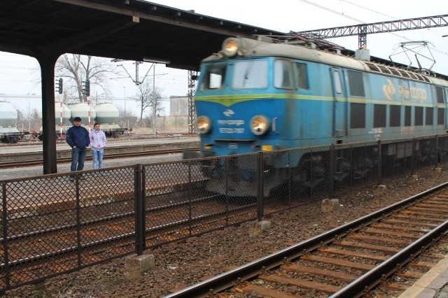 Fatalny stan wiaduktów i przepustów na linii Strzelce Opolskie-Opole sprawia, że pociągi jadą tamtędy najwyżej 20 km/h. (fot. Radosław Dimitrow)