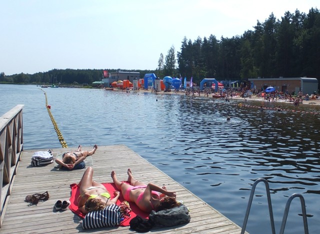 W sobotę pogoda zachęca do wypoczynku na świeżym powietrzu. Na plaży miejskiej w Białymstoku tłumy pojawiły się już w południe.