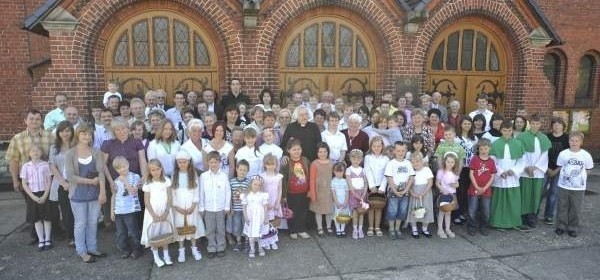 Parafia w Szczedrzyku liczy obecnie prawie dwa tysiące wiernych. Na tę liczbę składają się mieszkańcy aż pięciu wiosek. Oprócz mieszkańców Szczedrzyka do tutejszego kościoła przychodzą też ludzie z Antoniowa, Niwek, Jedlic oraz Pustkowa.