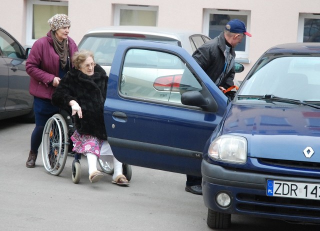 Rodzina, która przyjechała do szpitala, by odebrać do domu 73-letnią Krystynę Grzelińską, była równie zaskoczona, jak sama pacjentka. - Mama po operacji czuła się źle. Sądziliśmy, że spędzi w szpitalu kilka dni - usłyszeliśmy&#8203;