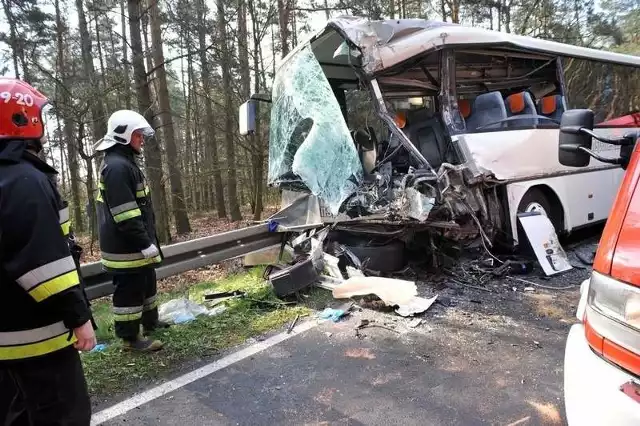 Autokar po wypadku był doszczętnie zniszczony.