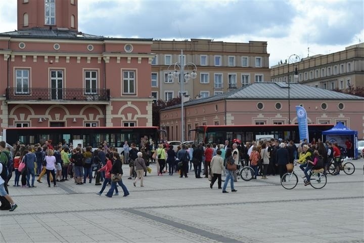 Częstochowa: Kultura nie boli - na Placu Biegańskiego promowano kulturę wśród pasażerów [ZDJĘCIA]