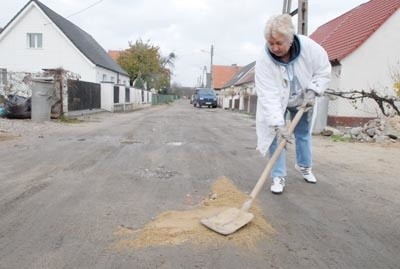 Elżbieta Szczerbacka piasek kupuje tylko w jednym celu: by osobiście zasypywać dziury na miejskiej ulicy. - Już mam tego dosyć! - mówi myśliborzanka.