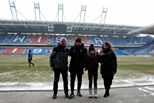 Spotkanie z ekipą z Wisły Kraków było dla Justynki prezentem na 18-tkę. Na zdjęciu z tatą, Radosławem Sobolewskim i Olgą Tabor-Leszko