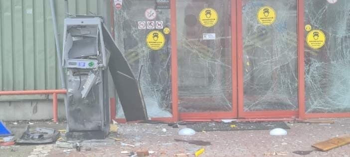 Bandyci chcieli wysadzić bankomat w Radomiu! Eksplozja przy Alei Grzecznarowskiego, są duże straty