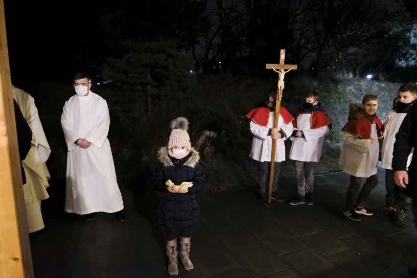 Pasterka to pierwsza, tradycyjna msza św. Bożego Narodzenia,...