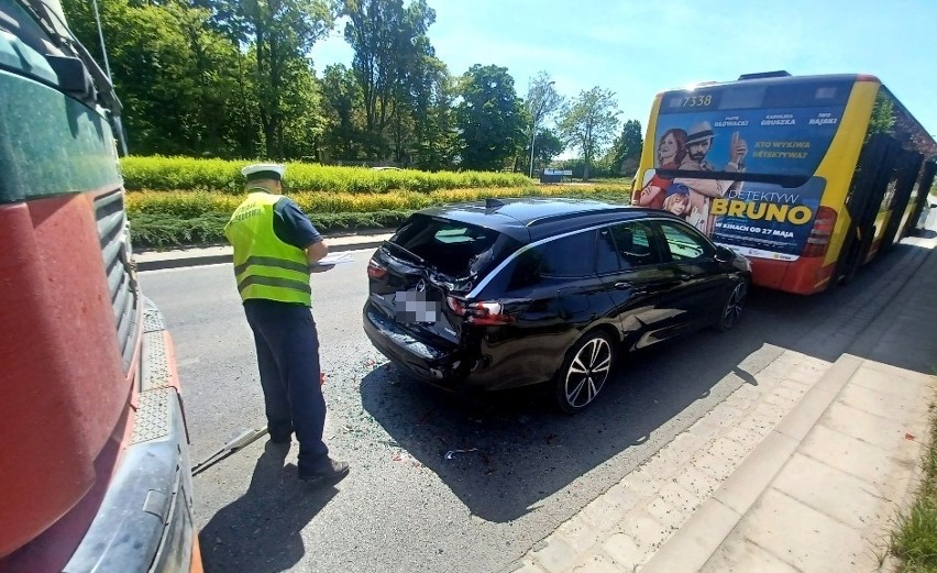 Wrocław: Wypadek betoniarki, samochodu osobowego i autobusu MPK. Utrudnienia na Nowym Dworze [ZDJĘCIA]