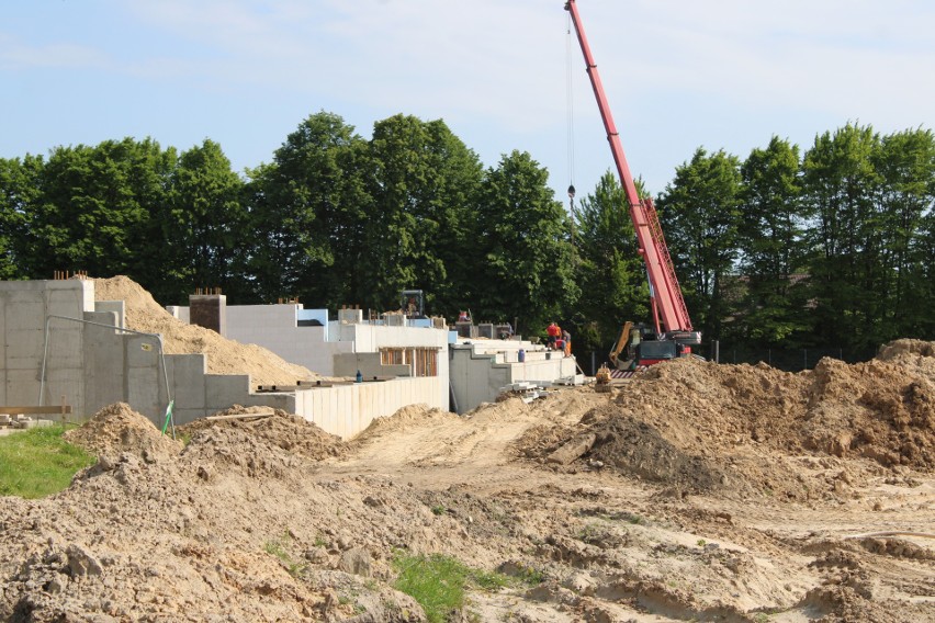 Trwa budowa stadionu miejskiego w Przysusze, stawiane są nowe trybuny. Zobaczcie zdjęcia