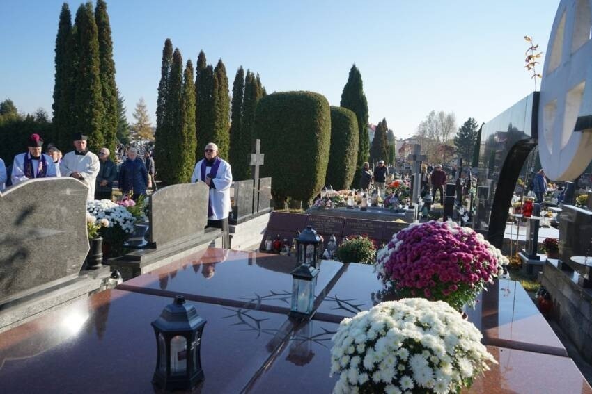 Ełk. Msza i procesja na cmentarzu w Uroczystość Wszystkich Świętych