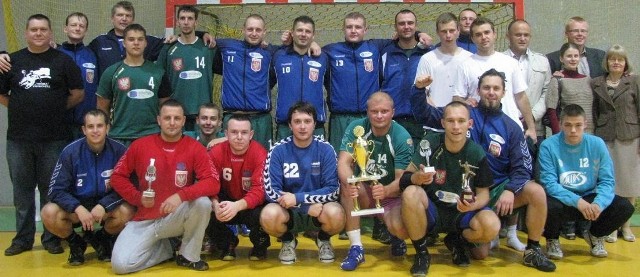 Piłkarze ręczni ostrołęckiej Trójki z pucharem za pierwsze miejsce i nagrodami indywidualnymi.
