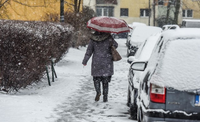 W nocy i dzisiaj rano w całym regionie pada śnieg. Warunki na drogach są trudne. Ulice są mokre i śliskie. LICZ SIĘ ZE ŚWIĘTAMI - ŚWIĘTA NA WYJEŹDZIE.