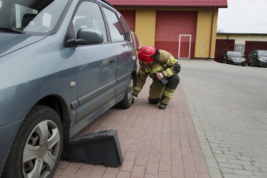 W JRG nr 2 24-godzinną służbę pełni stale ośmiu strażaków,...