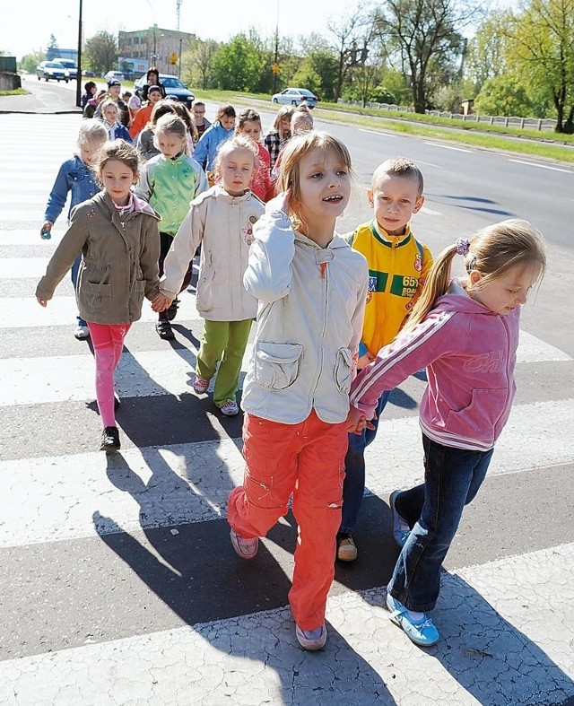 Dojeżdżając do przejścia dla pieszych, kierowcy powinni zachować szczególną ostrożność. Chociażby dlatego, że na przejściu może znajdować się nasze dziecko.