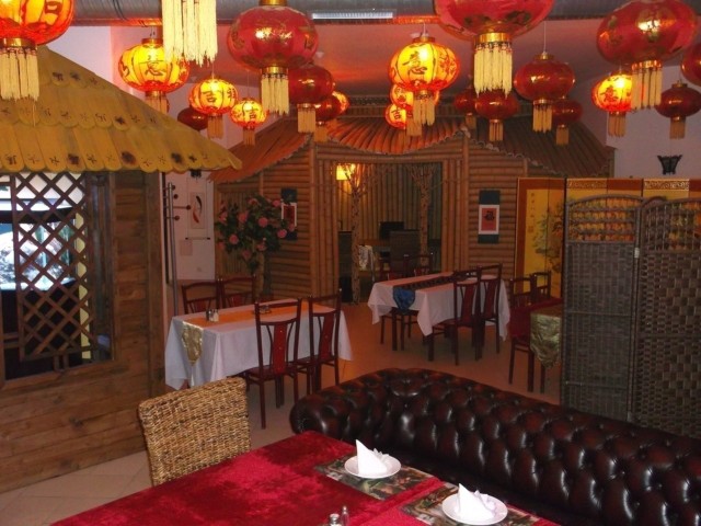 W Chińskiej Restauracji Pekin chińskich dań możemy skosztować w ogólnej sali, gdzie stoliki oddzielone są od siebie parawanami. Inną opcją jest zarezerwowanie zacisznego i wygodnego VIP-roomu.