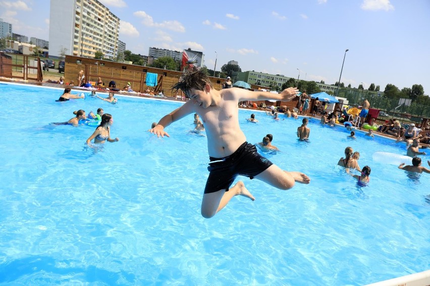 W Toruniu działają dwa kompleksy letnich basenów. W upalne...