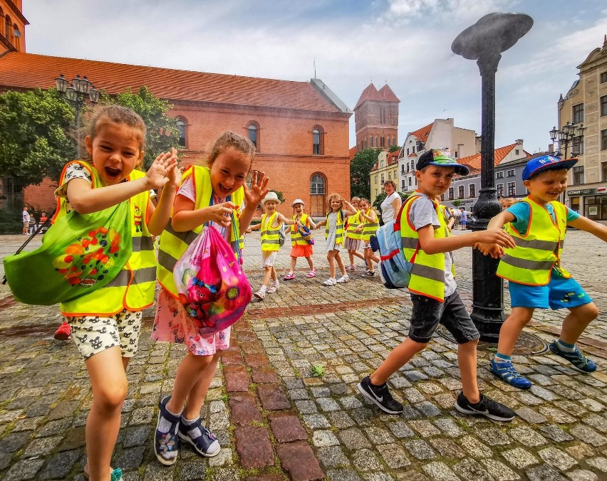 Na starówce można schłodzić się w specjalnych zraszaczach