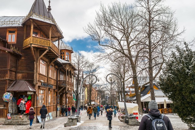 Popularne kurorty narciarskie gwarantują dobre zarobki zimą. Na największe stawki mogą liczyć instruktorzy narciarstwa, snowboardu, ale też animatorzy zajmujący się dziećmi. Sporo zarobi w tym czasie obsługa restauracji i hoteli SPA