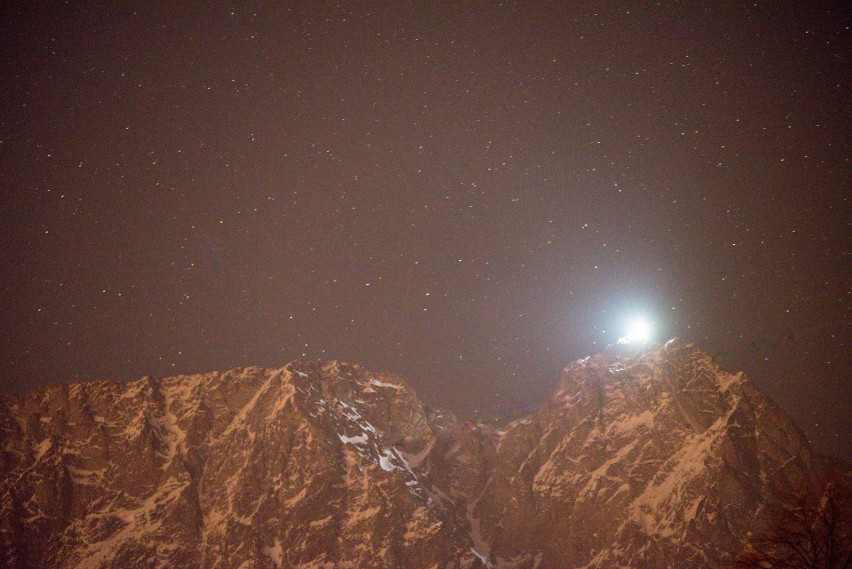 Tatry. Rozświetlili krzyż na szczycie Giewontu [ZDJĘCIA]