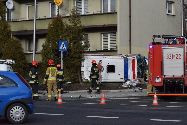 Do poważnego wypadku karetki i samochodu osobowego doszło na skrzyżowaniu.Zobacz kolejne zdjęcia. Przesuwaj zdjęcia w prawo - naciśnij strzałkę lub przycisk NASTĘPNE