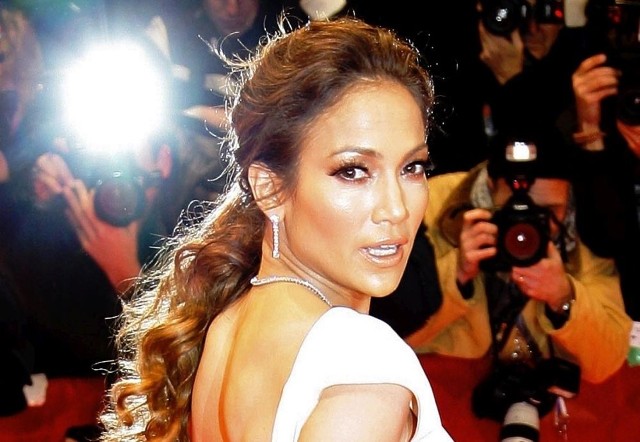 52-letnia gwiazda muzyki Jennifer Lopez opublikowała zdjęcia i film nad basenem. Pozuje tylko w skąpym bikini i wysokich szpilkach. Fani, którzy obserwują jej konto na Instagramie są pod wrażeniem formy znanej piosenkarki.W wieku 52 lat Jennifer Lopez udowadnia, że przyznany tytuł w 2011 roku najpiękniejszej kobiety na świecie nie był przypadkiem. Najnowsze zdjęcia oraz filmy, na których gwiazda muzyki pozuje tylko w bikini są tego dowodem.ZOBACZ NOWE GORĄCE ZDJĘCIA I FILMY Jennifer Lopez - KLIKNIJ DALEJ