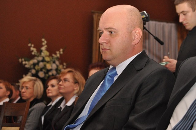 Tadeusz Gospodarczyk (na pierwszym planie) w związku z objęciem funkcji radnego Rady Miasta Tarnobrzega zrezygnował z funkcji prezesa oraz członka zarządu tarnobrzeskiego Jacht Klubu Kotwica.