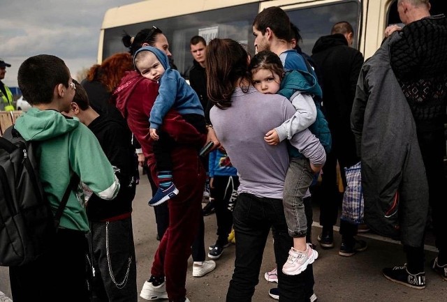 Niechlubny rekord liczby uchodźców padł z powodu napaści Rosji na Ukrainę, która rozpoczęła się 24 lutego br. W wyniku rosyjskiej agresji ponad 8 mln Ukraińców opuściło swoje domy i zamieszkało w innym rejonie ojczystego kraju, a ponad 6 mln uciekło za granicę, głównie do Polski i państw ościennych.