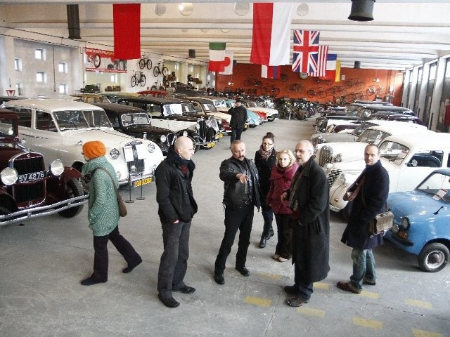 Wczoraj lublinianie spotkali się m.in. z Mirosławem Sochą (na zdjęciu w środku) &#8211; prezesem Stowarzyszenia Miłośników Starej Motoryzacji i Techniki "Moto Retro&#8221; w Muzeum Motoyzacji na Węglowej