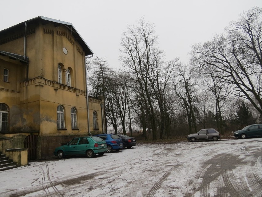 Niewielki, pochodzący z XIX wieku budynek dworcowy w Wagańcu...