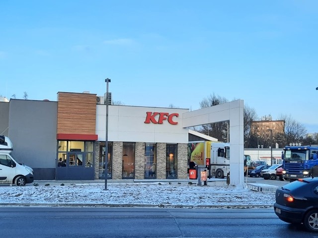 Jak już wielokrotnie informowaliśmy, na grudzień planowane było otwarcie restauracji sieci KFC w Ostrowcu Świętokrzyskim. Pierwotnie miało się to odbyć przed świętami Bożego Narodzenia, potem termin przesunięto na okres poświąteczny. Wiemy już, że nastąpi to w środę, 29 grudnia o godzinie 14. Nowy bar szybkiej obsługi w Ostrowcu Świętokrzyskim powstał przy ulicy Mickiewicza, w sąsiedztwie Galerii Ostrowiec. Właścicielem restauracji jest firma AmRest, która w całej Polsce ma już ponad 300 restauracji sieci KFC, a w Europie zarządza ponad 900 restauracjami szybkiej obsługi. Zobaczcie galerię zdjęć tuż przed otwarciem