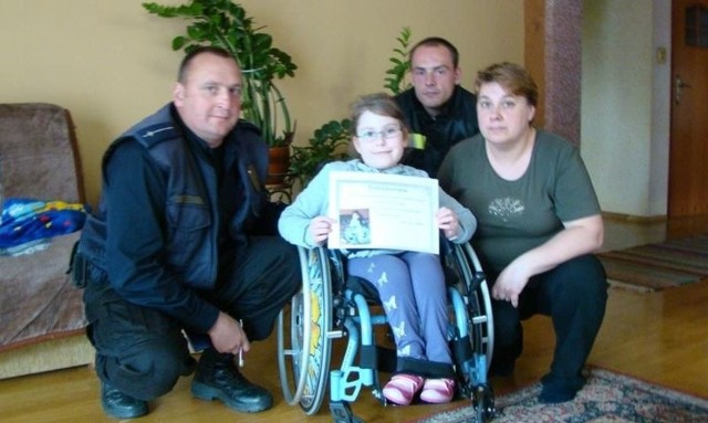 Strażnicy miejscy z Ożarowa zebrali i przywieźli do podtarnobrzeskiego Chmielowa 55 worków nakrętek dla Zosi Zając. Dzięki temu będzie można kupić wózek inwalidzki. 