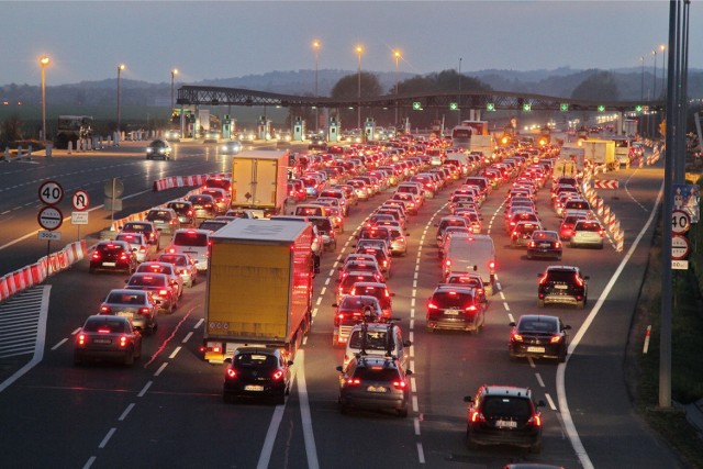 Autostrada A4 w okolicy Krakowa jest jedną z najbardziej zatłoczonych dróg w kraju