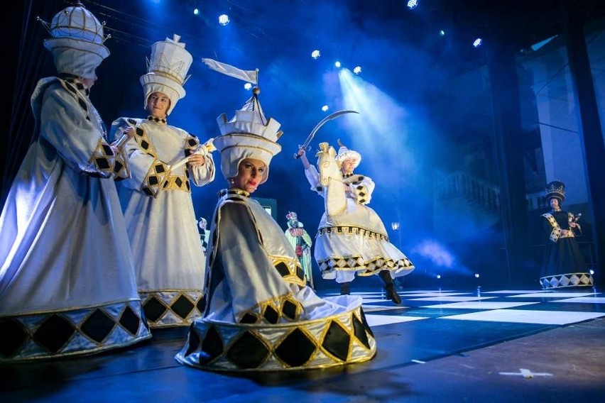 Tłumy krakowian tańczyły na Rynku Głównym. Trwa finałowy weekend Festiwalu Tańców Dworskich Cracovia Danza