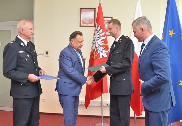 Mariusz Zagożdżon (drugi z prawej) odbiera nagrodę z rąk marszałka województwa mazowieckiego Adama Struzika.